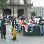 Ejercito mexicano repartiendo barbijos en la vía publica. Foto: Randal Sheppard