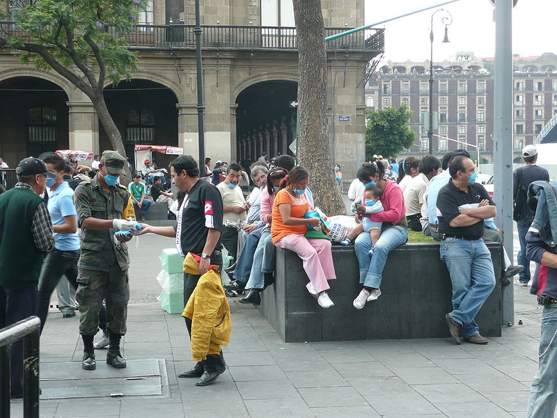 Ejercito mexicano repartiendo barbijos en la vía publica. Foto: Randal Sheppard