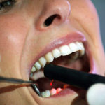 Visitar al dentista dos veces al año pueden ayudar a mantener sanos los dientes
