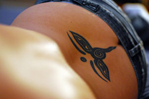 Existe controversia sobre aplicar la epidural a mujeres que tienen tatuajes en la espalda.