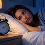 Mujer despierta durante la noche con dificultad para dormir, representación del insomnio