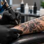 Realización de un tatuaje floral con máquina profesional y medidas de higiene